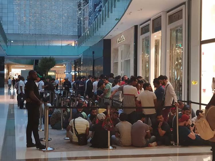 Customers Queue at Dubai Mall Apple Store for iPhone 18 Pro Models