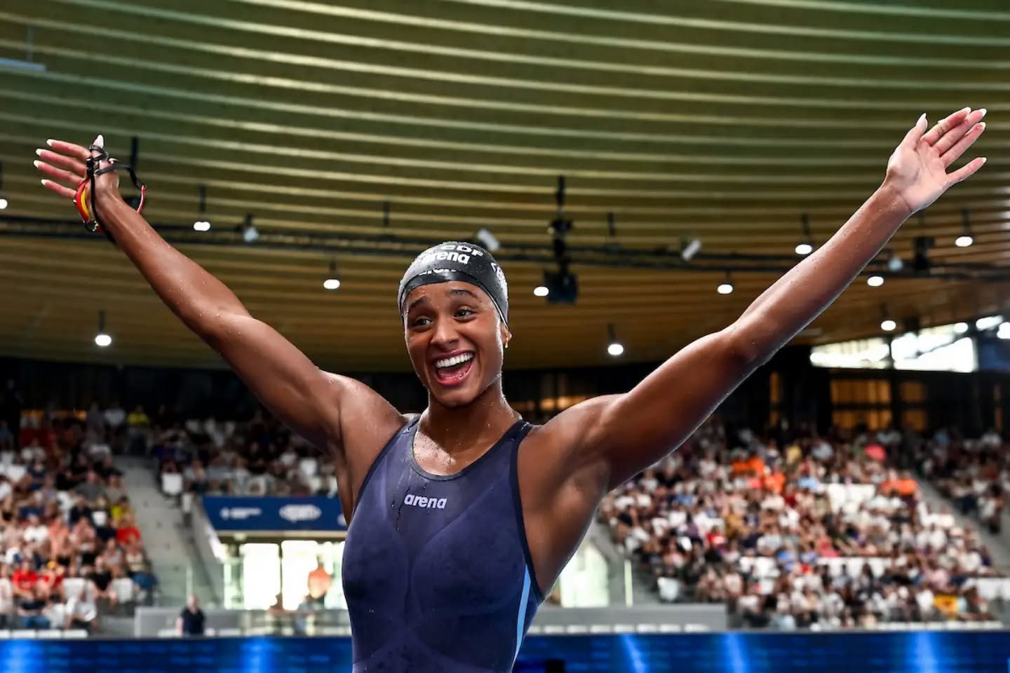 Sara Curtis Breaks 50m Backstroke World Record at European Championships