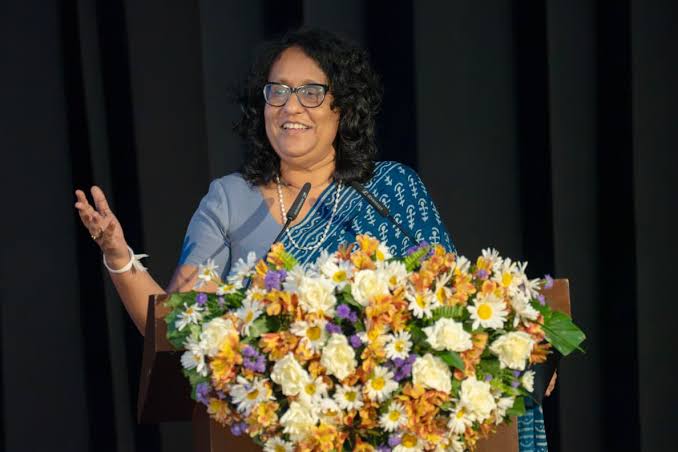 Prime Minister Presents Revised National Curriculum Framework to Mahanayake Theras of Malwathu and Asgiri Chapters
