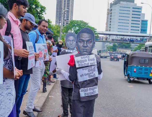 Aluth Piyapath Organisation Stages Protest Outside Fort Railway Station Against Corruption and ‘Old Political Culture’