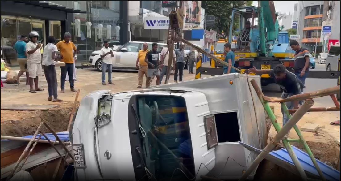 Vehicle Falls Into Roadside Pothole on Duplicate Road in Bambalapitiya