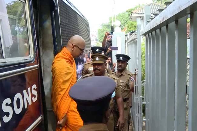 Police Ask Balangoda Kassapa Thera and Monks to Leave Presidential Secretariat Premises